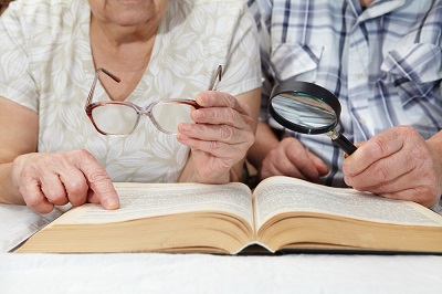 Jaká by měla být lupa na čtení pro seniory?