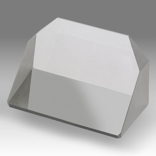 Hranoly pro změnu směru paprsků - D 705